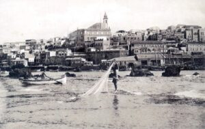 משליך המכמורת בין סלעי השונית, גלויה מראשית המאה ה 20 בהוצאת פרדריק וסטר ושות' (.Fr. Vester & Co), הוא בית ההוצאה לאור של "אמריקן קולוני" (American Colony).