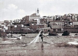 משליך המכמורת בין סלעי השונית, גלויה מראשית המאה ה 20 בהוצאת פרדריק וסטר ושות' (.Fr. Vester &amp; Co), הוא בית ההוצאה לאור של "אמריקן קולוני" (American Colony).