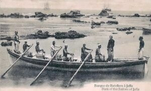 סירה במעגן המוגן, כלי השייט הגדולים נראים מעברה השני של השונית. 
גלויה עפ"י צילומו המקורי של אדריאן בונפיס מ 1893 בקרוב. הצילום ככל הנראה שבה את הלב באוטנטיות האוריינטלית שבו, שכן, מאז נעשה בו שימוש באין-ספור פרסומים וגלויות בהוצאות שונות, כולל באלה שתעדו את ביקורו ההסטורי של קיסר גרמניה וילהלם השני ב"ארץ הקודש" בחודשים אוקטובר-נובמבר 1898.