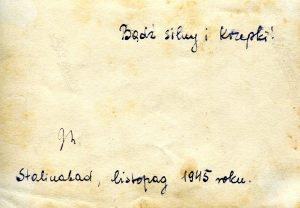 הקדשה בפולנית על גב התמונה:
"הייה חזק ומוצק ! סטלינבאד, נובמבר 1945". סטלינבאד היא דושנבה בירת טג'יקיסטן.