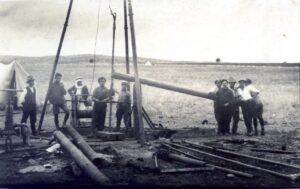 חפירת באר לישוב, ספטמבר/אוקטובר 1925. 
מתוך העיתון "דבר" מיום 7 בינואר 1926: "על אדמות המושב עבדו עד עכשיו 5 פועלים בחפירת הבאר. השבוע יוצאים לעבוד עד 20 בחורים. החפירה תעשה מעכשיו במקדח חדש ובשתי משמרות". בקבוצה מימין בחולצה כהה פנחס ויינברג, בקבוצה משמאל אוחז במתקן הקידוח משה פרידמן. התקוות הגדולות נמוגו כשהקידוח התגלה כעקר.