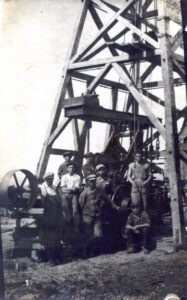 על מצוקת המחסור במי שתיה, שתי עדויות אוטנטיות כדלקמן: דודי יעקב עופר (קסוינר), ילד באותם ימים, מספר שהיו נוסעים כברת-דרך עם עגלה רתומה לסוסים ועליה מיכלים שונים למלא בהם מים. פעם הוא אף נפל למימי הבאר וערבי הצילו ! טוביה רותם (נדל), נער באותם ימים, מספר ששאבו את המים מבאר עתיקה בעמק שבין ג'דה לוולדהיים הטמפלרית וכי היו מובילים את המים במיכלים על גב חמורים כברת-דרך ארוכה.