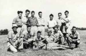 בתמונה אופטימית ושמחה זו שצולמה בקיץ 1948, ככל הנראה ועפ"י הלבוש "המסודר", במחנה בבית ליד, מרבית אנשי הסגל של פלוגה ג' ("הדתית"), מהמ"פ ועד המ"כים, רבים מהם לא יוציאו את השנה בנופלם בקרב בעיראק אל מנשיה. 
עומדים מימין: יחיאל פרסיל (ניצול הקרב), דב פוקס (חלל), בן ציון הלמן (חלל), לא זוהה, לא זוהה, יגאל סוקולסקי (חלל), יוסק'ה ברנטל (ניצול). כורעים: לא זוהה, יוסק'ה אלעזר, משה מנהיים (ניצול), הניו בן משה, מולה וינרסקי, כרמי סטוצ'ינר. שוכב: חיים רכס (חלל).