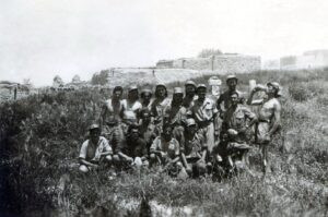 מחלקת החבלה של גדוד 32 לפני עוד יום עבודה בפיצוץ מבנים ערביים נטושים בבית ג'וברין. מימין בשורה האמצעית (בלי כובע) סמל החבלנים אביהו קפלן. 
בסוף 1948 / תחילת 1949 פיצצו חבלני הגדוד בפיקוד עזרא אילון את בתי הכפרים הנטושים באזור כחלק מאסטרטגיה כוללת (כך נאמר) לחסימת מוקדי ההברחות לכיס פלוג'ה.