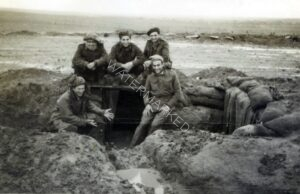 כנ"ל, כיס פלוג'ה, ינואר-פברואר 1949. סימני החורף הקשה ניכרים היטב בשוחות הטובעניות בהן פועלים הלוחמים.