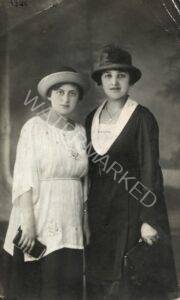 1920, האחיות לבית פאהן, חנה מימין ואטק'ה.