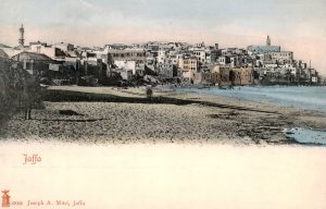 מבט על אותו מקום מנקודה צפונית יותר מאפשר לנו לראות בדיוק רב מה המסלול שעשתה אותה מסילה: מפתחו הצפוני של הנמל כאמור, לאורך שפת הים, עוקפת את השכונות אירשיד ומנשיה ואז פונה מזרחה אל עבר תחנת הרכבת. 
גלויה נדירה בת אותו זמן מבית ההוצאה לאור - "Joseph A. Mitri, Jaffa" עפ"י צילום של צלמי הלבאנט הנודעים - האחים זנגאקי (Zangaki).