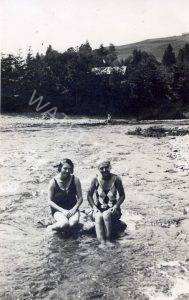 בנהר הפרוט, וורוכטה, 1932


פסיה קסוינר דאקס, משמאל, עם סבינה קסוינר, אשת אחיה יוסף, במהלך אותה חופשה.