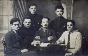 מנחם, למטה משמאל