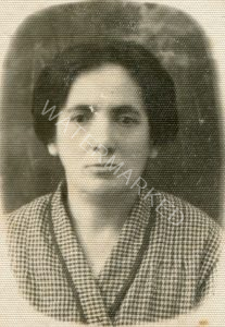 רבקה שורצמן/שחורי לבית שמושקיס, 1875-1954.הרוח החיה ונותנת הטון במשפחה. עלתה ארצה עם בעלה ושני נכדיה לאחר מות אביהם, בנה הבכור יוסף. הלה השביע אותה על ערש דווי שלא תיפרד מילדיו/נכדיה לעולם. וכך, מותו של האב ועליית המשפחה ארצה עקב כך (אם הילדים נשארה מאחור ונספתה בשואה) נתן באופן אירוני חיים למשפחתו.