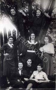 שבת בעיירה, 1937
בעיירה בעלת הסנטימנט הציוני המובהק, גם בנותיו של הרב חזן (אחת מהן בתמונה) היו חברות "השומר הצעיר". התמונה צולמה בחצר, לא רחוק מביתה של רוחצ'ה ולמן.