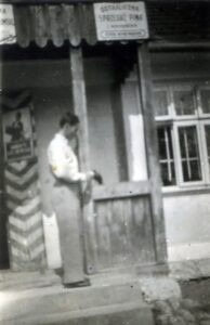 "בית ממכר לבירה ומשקאות במקום, רוזנקרנץ" - כיתוב השלט (תרגום מפולנית) בכניסה לבית המרזח של איטה (לבית גרנר) ויצחק רוזנקרנץ, הורי ישראל שבתמונה. משמאל, כרזת פרסום שבה אשה נושאת מגש ועליו קנקני בירה. 
איטה היא אחות שמואל גרנר אשר תעוד נרחב אודותיו ואודות המשפחה בכלל ניתן לראות בפרק "סטניסלבוב" כאן.