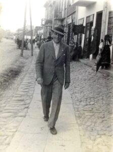 אוגוסט 1933, ברחוב בנדבורנה,  ברוך (בוצ'ו) רוזנקרנץ בתמונה יפה ונדירה במיוחד. 
בד"כ היתה זו עבודתם האופיינית של צלמי רחוב מקצועיים שפעלו ליד פתח הסטודיו שלהם ו"צדו" עוברי אורח לבושים כהלכה אשר שמחו להנציח את הרגע. אפשר להתרשם באופן כללי גם ממראה העיר, המדרכה הנאה ותעלת הניקוז לצידה, ועמודי החשמל שמצביעים על קידמה גם בשטח זה. ראו גם כיתוב על גב התמונה.