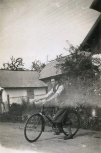 ספטמבר 1936, בוצ'ו ליד בית המשפחה בכפר פניוב. 
ראו גם כיתוב על גב התמונה.
