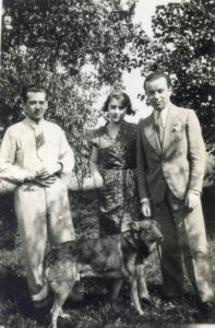 ספטמבר 1936, שמואל רוזנקרנץ מימין, אשתו לצידו, אחיו מוניו משמאל. 
שמואל שרד את השואה ועלה ארצה לאחר המלחמה, אשתו נספתה. לא היו להם ילדים. מוניו ניצל בזכות אשתו הגויה, לא עלה ארצה.