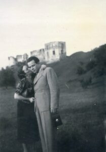 מקס ואשתו על רקע שרידי הארמון / המבצר של הנסיכים מבית קורופטווא המתנשא מעל לעיר. 
בתקופת מלכות פולין היתה נדבורנה כולה בבעלות נסיכי קורופטווא.