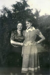 רעיות האחים רוזנקרנץ: אשתו של מקס משמאל, נספתה. אשתו של בוצ'ו, גיטל לבית קניגל מפאסייצ'נה, מימין, נספתה גם היא. 
הכפר פאסייצ'נה הוא אזור קייט ונופש בקרפטים, לא רחוק מנדבורנה. (ראו תמונה בעמ' 36 בספר הזיכרון נדבורנה).