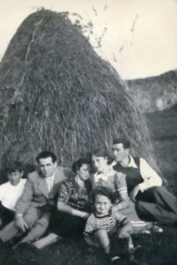 על רקע החציר המוערם בדרך האופיינית לאזור, האחים בוצ'ו ומקס ורעיותיהם, והילדים, ילדיו של מקס. כולם למעט מקס עצמו נספו בשואה !