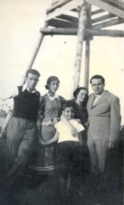 אותו זמן אותו מקום (בשדה), בוצ'ו וגיטל אשתו משמאל, מקס, אשתו המקסימה ובנם הבכור מימין. 
על אף מאמצים רבים, לא עלה בידי להתחקות אחר שמות אשתו וילדיו (מקס, אפשר שבגלל הקושי להתמודד, לא מסר עדות ל"יד ושם" בנדון).