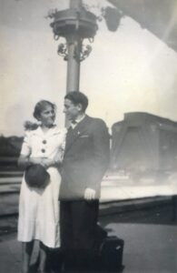 בוצ'ו וגיטל נפרדים בתחנת הרכבת לרגל יציאתו השנתית לשרות בצבא הפולני.