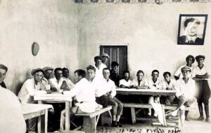 "מטבח הפועלים הרמת-גני, 1927". המטבח הוקם ונוהל ע"י חנה גיטל אשת אלימלך דבורקין וככל הידוע שרת את הפועלים שהועסקו בעבודות ציבוריות בשכונת בורוכוב והסביבה בעת המשבר הכלכלי הגדול. חנה גיטל לבית פרדשטיין, אשת העליה השניה, היתה גם זו שהקימה את מטבח הפועלים הראשון בא"י, בשכונת אחווה/נווה צדק.