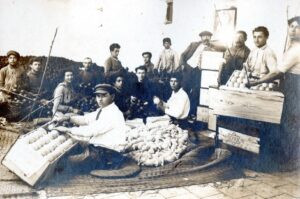 בבית האריזה. בניגוד לשתי קודמותיה, מתמונה זו ניתן להתרשם כי כח העבודה הוא של יהודים בלבד. גם סימון ה"מגן דוד" על התיבות מימין מצביע על מגמה זו. חשוב לציין כי הסיטואציה הזאת משקפת מציאות של מאבק אידיאולוגי חריף, לעיתים אלים, הידוע כמאבק ל"כיבוש העבודה". עבור תנועת הפועלים המאורגנת היתה החדירה למושבות המטעים בעלת חשיבות ממדרגה ראשונה, במיוחד מסוף שנת 1925, כאשר בעקבות המשבר הכלכלי החריף והאבטלה הגואה בערים, החלה נהירה של אלפי פועלים למושבות בחיפוש אחר מקורות פרנסה חלופיים. במציאות הזאת ועל רקע דרישת החלוצים לעבודה עברית אל מול התעקשות איכרי המושבות על העסקה משולבת גם של פועלים ערבים, פרצו בפתח תקוה בחנוכה 1927 ארועי דמים. כוחות שיטור בריטים שנקראו לפזר משמרות חלוצים שמנעו כניסת פועלים ערבים לפרדסים, פעלו באלימות יתרה שהביאה לנפגעים רבים. דעת הקהל בארץ סערה.