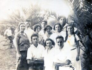 באותו מעמד, חליה בשורה האמצעית שניה משמאל.