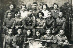 1931, בני ובנות "השומר הצעיר" עם המדריך ישראל קוגוט. ראו מקרא המצולמים והערות בנספח.