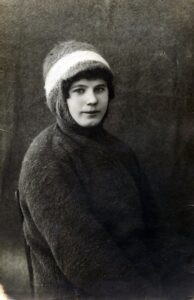 ננה רבר לבית פיגל, אמה של יונה. ננה שלחה את התמונה מלודביפול לאחותה ליבה לאחר שזו היגרה לארה"ב (דטרויט). לאחר השואה, ליבה הזמינה את יונה להצטרף אליה ולחיות בארה"ב אולם יונה סרבה. את התמונה קיבלה יונה מדודתה באחד מביקוריה בארה"ב שנים מאוחר יותר.