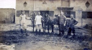 ההתחלה ! בתמונה זו מ 1925, על רקע בנין הרפת הראשונה בבית הספר שזה אך הוקם, המדריכים האחראים על הפלחה והמשק (ופרדותיהם), משמאל: ברוך ניגוז (נהיר), ישעיהו פורת, דב חייצ'נקו (עציוני) ונתן אנקורי החצרן.