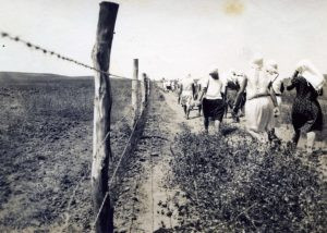 הבנות יוצאות לעבודת הבוקר בשדה.
בשנות העשרים המאוחרות למדו בבית הספר כארבעים תלמידות בכל מחזור. רבות היו הפניות להתקבל לביה"ס מצד בנות למשפחות ציוניות בגולה, ואכן, למעלה ממחצית הבנות בכל מחזור היו חלוצות מחו"ל ! רובן המכריע מפולין.