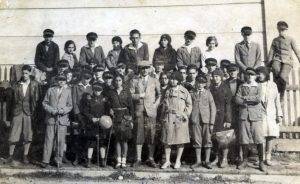 1930, תלמידי בית ספר עברי בעת טיול בתצלום מזכרת בחזית בית הכנסת של העדה הקראית בהאליץ'. הקהילה הקראית בהאליץ' היתה מהגדולות והידועות בגליציה כולה.