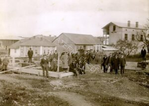 הורודנקה (מחוז סטניסלבוב), 21 באוקטובר 1926, וביידיש בשלט: "עם בוני מעון הילדים" (כלומר גן הילדים). 
הגן, וכן גם ביה"ס היסודי האידישאי,  וכמוהם גם ביה"ס לבנות "בית יעקב", הוקמו בתחילת ואמצע שנות העשרים ביוזמת ארגון ה"בונד" בעיירה.