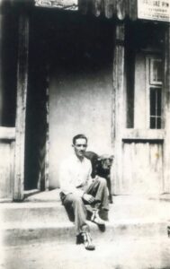 ישראל (רוזנקרנץ) ורדי זר (1913-1958), בפתח בית המרזח של הוריו, יצחק רוזנקרנץ ואיטה לבית גרנר, בכפר פניוב שליד נדבורנה. בת המשפחה, אלה קפלן לבית גרנר,  זוכרת היטב את המקום היות שבקרה שם פעמים רבות ושם אף השאירו את כלב המשפחה "לורד" (בתמונה) כשעלתה (ילדה בת 9) עם הוריה ואחיה הקטן ארצה ב 1934.