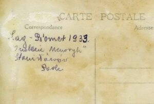 כיתוב בפולנית על גב התמונה: ל"ג בעומר 1933, "דוו לצ'ה מנורה" שפרושו יובל שנתיים ל(אגודת) מנורה, סטניסלבוב, בפארק.