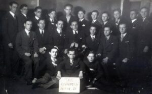 כיתוב על השלט בתחתית: "קדימה, סמסטר (מחזור) 13". 
"קדימה" היא "גיסקלה הצעירה" ואיגדה את תלמידי בתי הספר התיכוניים. י. רוזנקרנץ שלישי משמאל בשורת הביניים.