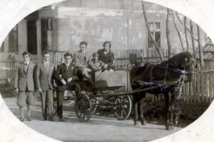 בבוצ'אץ', נפת טרנופול, זופיה גרנר על העגלה לצידו של הרכב ישעיהו (שייקו) רוזנקרנץ בן דודתה, בנה הקטן ברוך בתווך. למטה בחליפה כהה, צמוד לעגלה, אחיה של זופיה, במרכז מוניו רוזנקרנץ, אחיו של ישעיהו. הבחור משמאל לא זוהה. בני רוזנקרנץ הם אחיינים של שמואל גרנר, בעלה של זופיה. עפ"י גילו של הילד (בנה של זופיה שלצידה הוא יליד 1930), אפשר להניח במידה רבה של ודאות שהרגע המונצח בתמונה זו הוא תחילתו של מסע העליה של מש' גרנר לארץ ישראל ב 1934 ! (במקור, זופיה היא בת הכפר הציורי הנודע אושצ'ה ז'ילונה שליד בוצ'אץ').