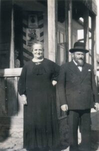 בני הזוג איטה (יעטי) לבית גרנר ויצחק (אייזיק) רוזנקרנץ בפתח הפונדק שלהם בכפר פניוב (Pniow) הסמוך לנדבורנה (Nadworna). ראו עדות נרחבת אודות המשפחה בנספח. 
בספר "פנקס הקהילות", פולין, כרך שני, בהוצאת "יד ושם", בעמ' 328, נאמר כי "עם פיתוח המקום (באזור נדבורנה) בראשית המאה ה 20, היו בידי היהודים בתי מלון, מסעדות ורוב בתי המרזח". ש"י עגנון בספרו "אורח נטה ללון" מכנה אותם - בתי מזיגה.