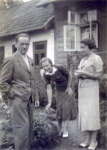 קיץ 1935, ישעיהו (שייקו) רוזנקרנץ משמאל, אשתו במרכז ופרידג'ה אשת אחיו ישראל מימין. 
אף כי ניצל ועלה ארצה לאחר המלחמה כשהוא נשוי בשנית, לא נודעו פרטים אודות אשתו זו  שנספתה בשואה.