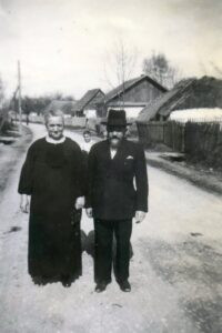 איטה ויצחק רוזנקרנץ, כתמיד אלגנטים ומוקפדים בלבושם, על רקע רחוב מגוריהם בכפר פניוב. בני הזוג רוזנקרנץ, הורים לשישה בנים, נספו בשואה. 
עוד עפ"י "פנקס הקהילות" בהוצאת "יד ושם", בעמ' 531 נאמר כי "בשנת 1921 חיו בפניוב 286 יהודים", מה שמצביע על קהילה איתנה.