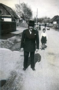 אבי המשפחה יצחק רוזנקרנץ ומאחוריו נכדו, בן בנו הבכור מקס. כסב, כן גם הנכד, נספה בשואה.