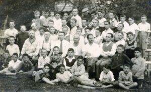 קיץ 1933, קיטנה לתלמידים הצעירים יותר של ביה"ס העברי, העיירה דורה, אזור נופש פופולרי (גם כיום) בעמק נהר הפרוט למרגלות הרי הקרפטים.