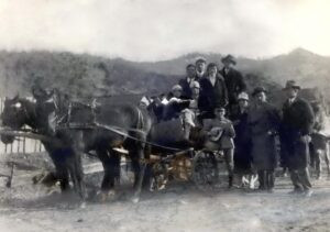 עוזבים את העיירה מאחור בדרך לארץ ישראל. זהות המצולמים לא הובררה די הצורך.