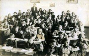 בכיתוב שעל גב התמונה: "חנה בכיתה רביעית, 1934", בית הספר העממי לבנות.