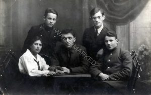 שמואל רוזנהק במרכז, מנחם עומד מימין. רוזנהק (דמותו גם במרכז התמונה הקודמת), מורה ומחנך, ממנהיגיה הצעירים הבולטים של ציונות ווהלין. נולד בנדבורנה שבגליציה המזרחית ב 1894 אולם משקיבל משרת הוראה בגמנסיה "תרבות" בעיר רובנה, הפכה למרכז חייו ופעילותו הציבורית. עלה ארצה (לחיפה) ב 1940, נפטר ב 1969.