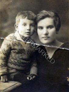 דב ובוניה אמו, 1929. 
מוצא המשפחה מהעיירה רומנובקה שבבסרביה (אז רומניה, כיום מולדובה), כ 70 ק"מ דרומית לקישינב. להלן סיפור חייו עד נפילתו בקרב בעיראק אל מנשיה.