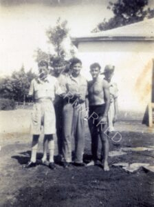 דב (במרכז) וחברים במצב רוח מבודח.