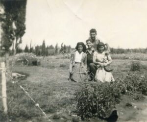 ביקור הבנות (לא מזוהות) בבסיס, דב עומד מאחור.