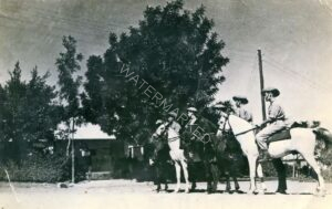 "אבן יהודה, פלוגת נוטרים רוכבים", דב ראשון מימין. 
גלויה מצולמת אשר דב שלח לחברו יוסף ראב בלסטר שבאנגליה ב 28 בפברואר 1947. אפשר שראב זה היה חבר לספסל הלימודים (ב"אהל שם" ?) ואולם מידע מדויק יותר אודותיו לא אותר. דב עצמו, לאחר סיום לימודיו בתיכון, התקבל ללימודים גבוהים בסורבון שבפריז ואולם בחר להישאר בארץ לאחר פרוץ המלחמה ושילם על כך, כאמור, בחייו. הגלויה ככל הנראה הוחזרה להוריו לאחר מותו.
