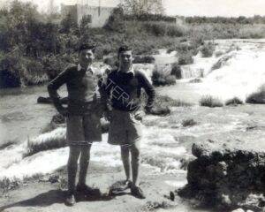 1941-42, "שבע טחנות" על הירקון, דב מימין עם חברו אליהו כהן.